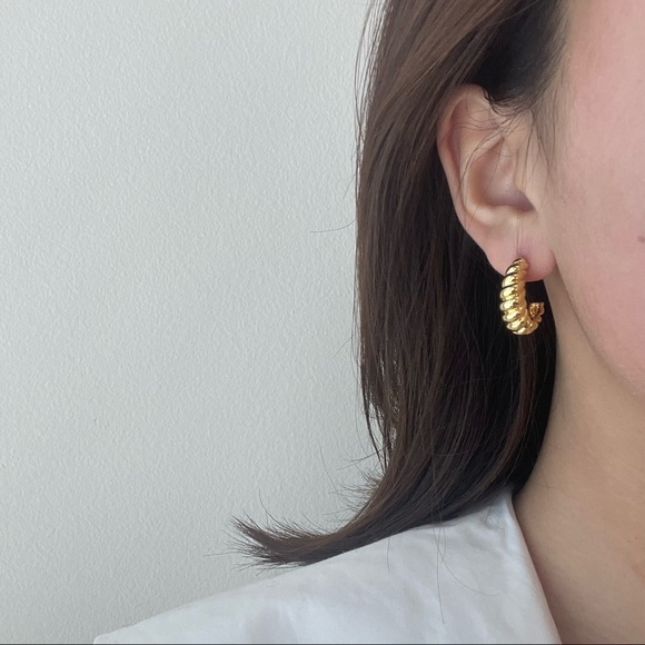 CLOSING SALE! 18K Gold Plated croissant medium Hoop Earrings - Picture 7 of 7